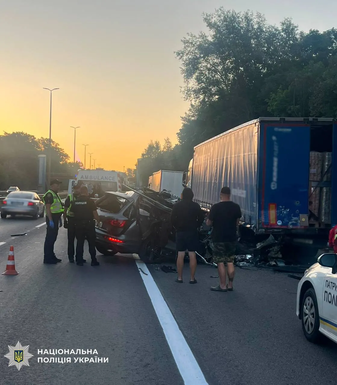 В Киеве легковой автомобиль протаранил грузовик: погибли 2-летний ребенок и его мать. Подробности и фото