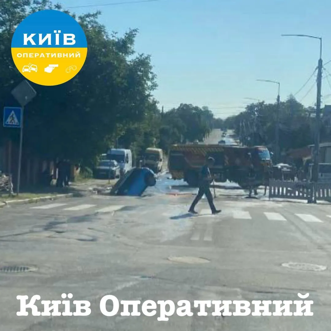 В яму провалився автомобіль.