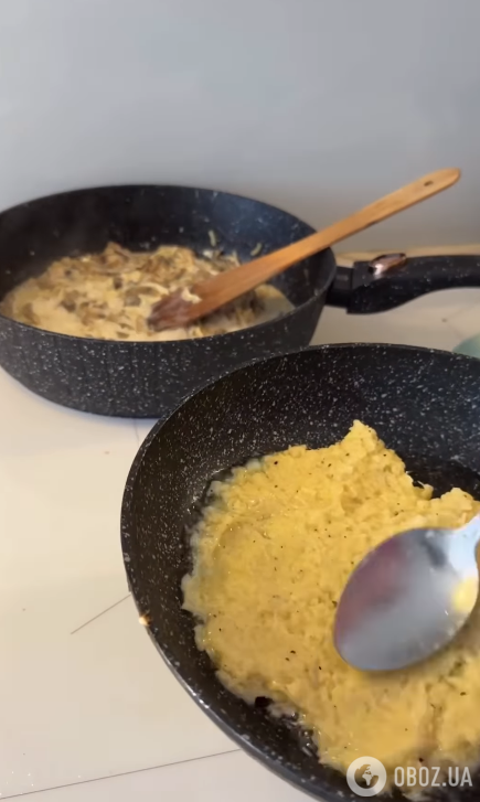 Выкладываем картофельное тесто на сковороду