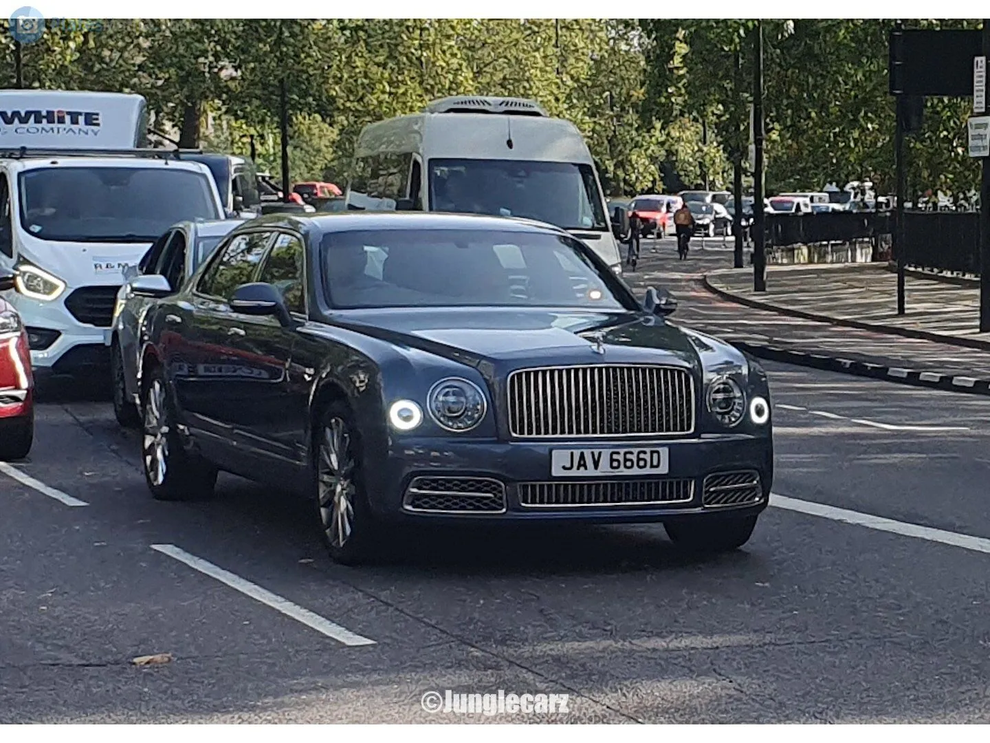 Bentley Mulsanne з номерним знаком JAV666D