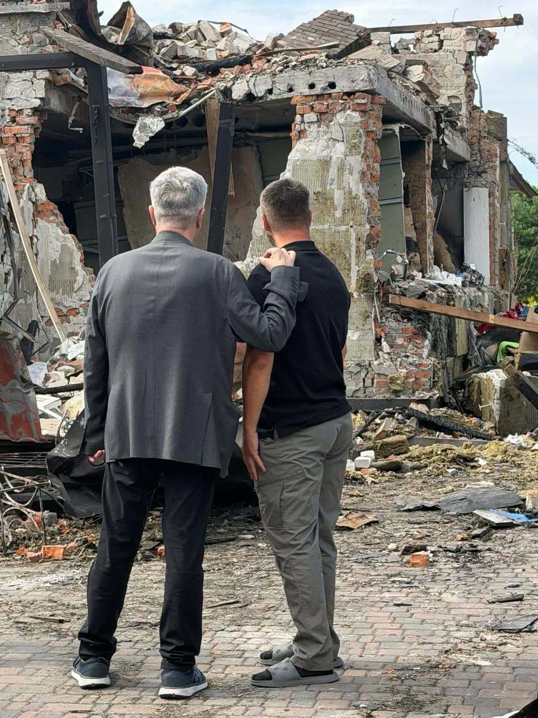 Петр Порошенко и Александр Кучер на руинах его родного дома.