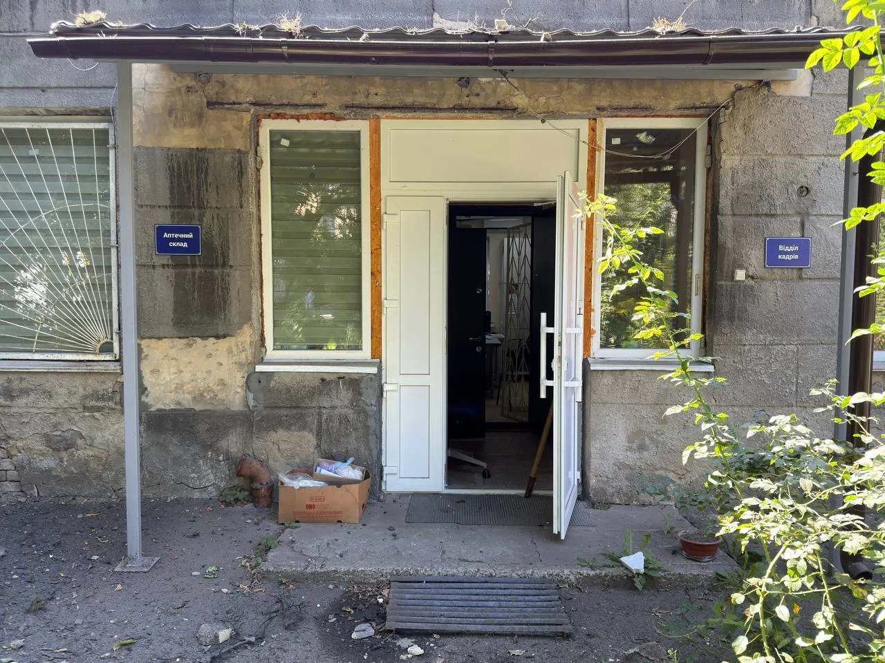 Последствия террористической атаки РФ на детскую больницу в Киеве.