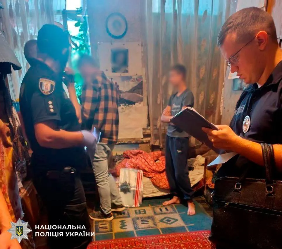 Полицейские обнаружили и задержали злоумышленников.