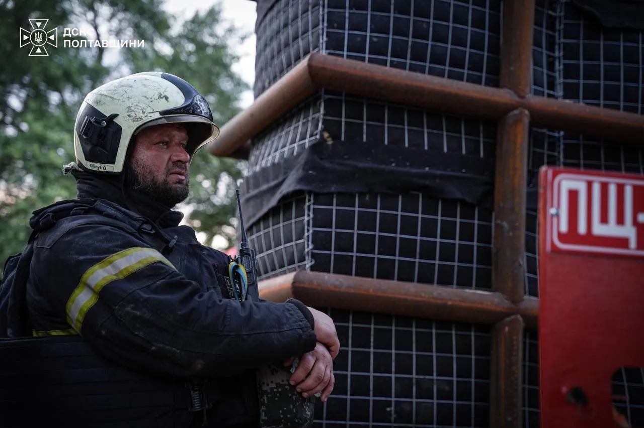 Спасатели на месте российского удара в Полтавской области