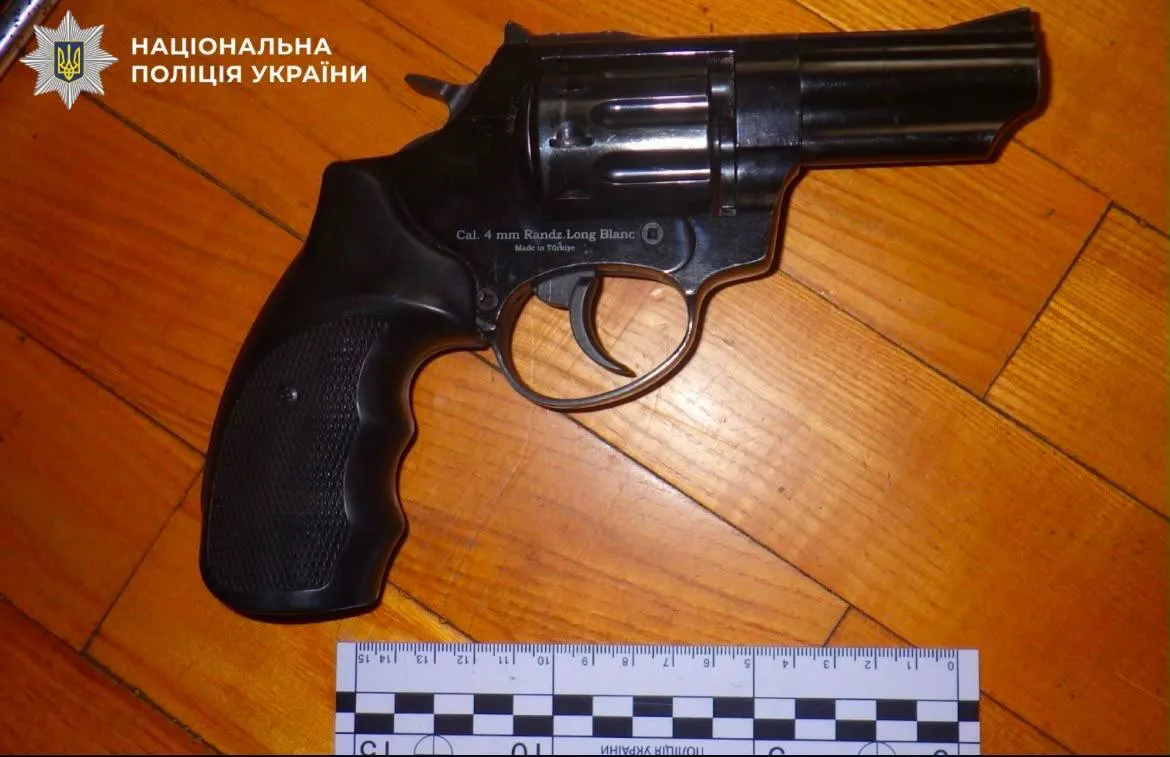 Конфликт между друзьями закончился стрельбой.