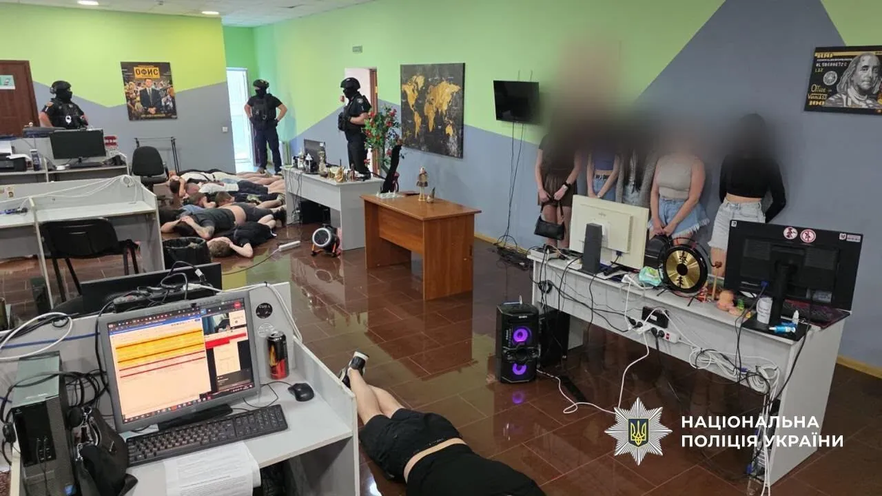 «Ироничный» плакат «Офис» в мошенническом «офисе»