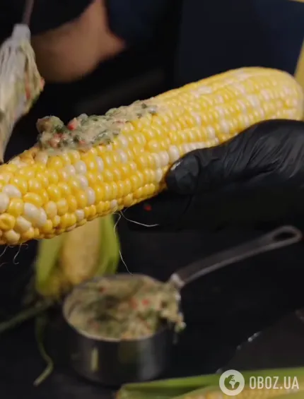 Смазываем кукурузу соусом