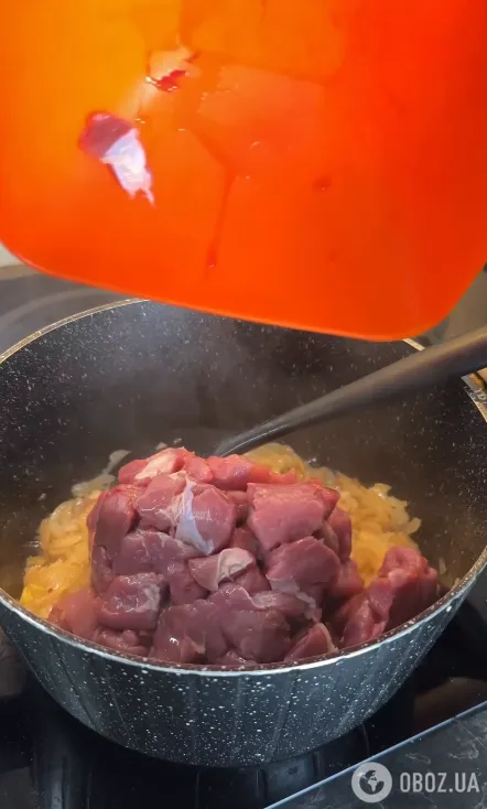 Обжариваем мясо