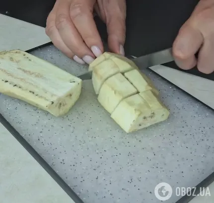 Нарізаємо баклажани