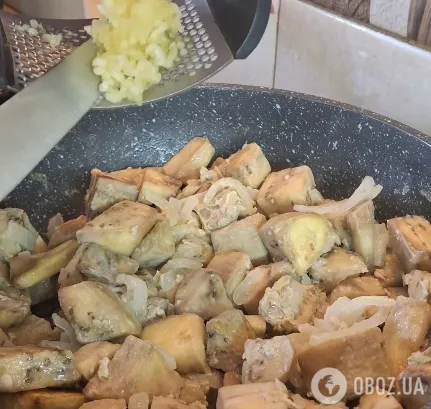 Смажимо баклажани з цибулею та часником