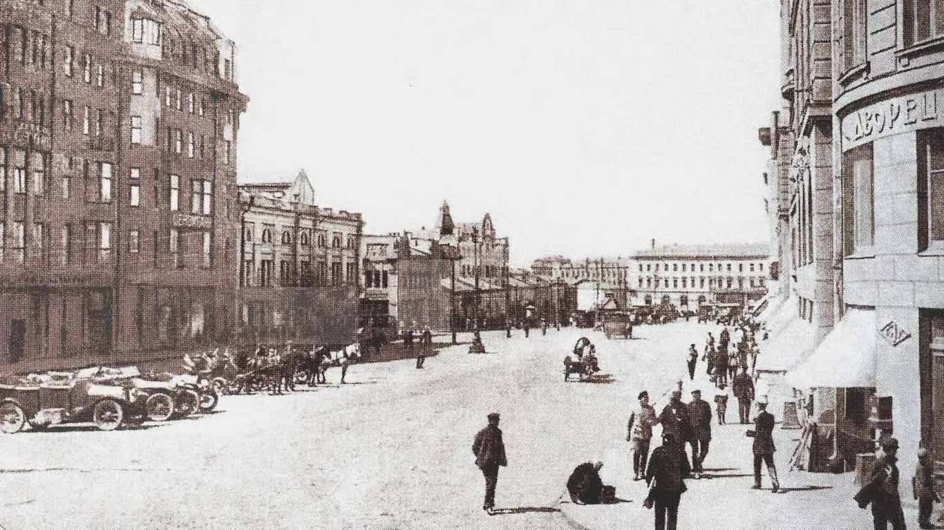 Сучасні автомобілі у центрі Харкова, 1920-ті роки.