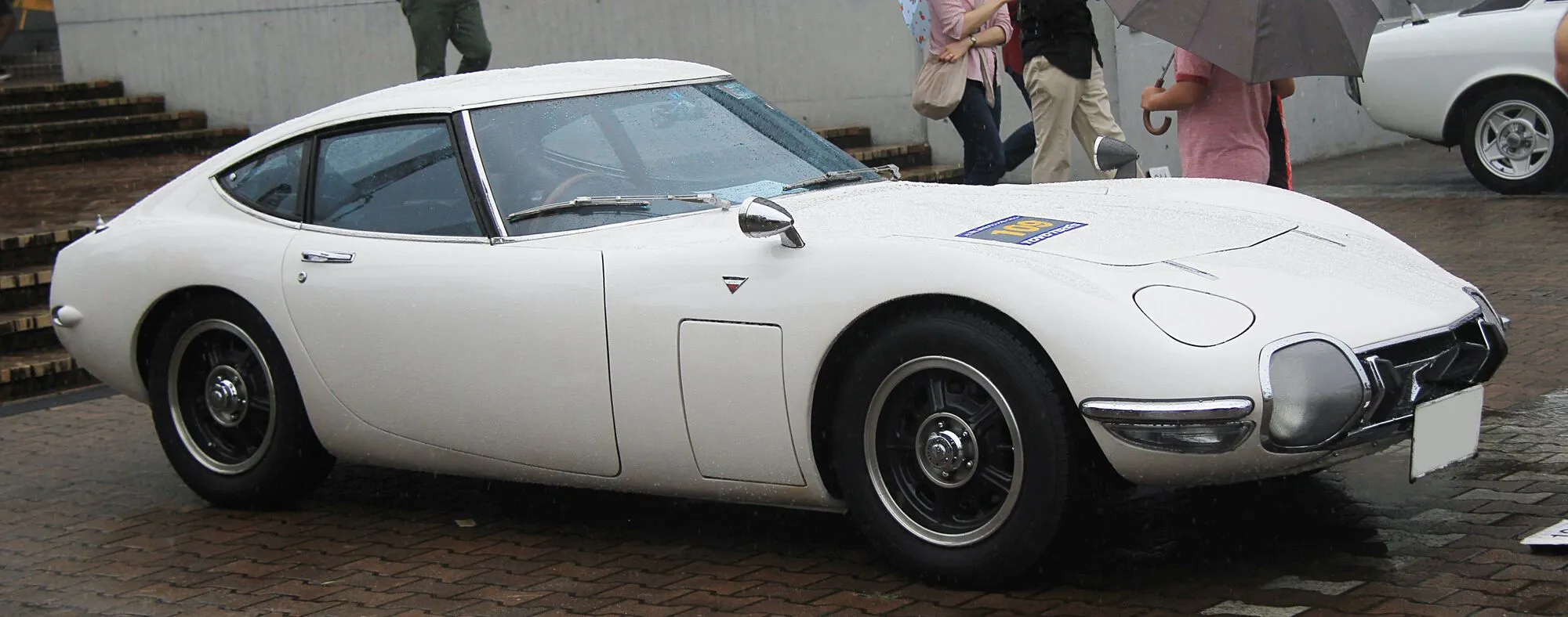 Toyota 2000GT.