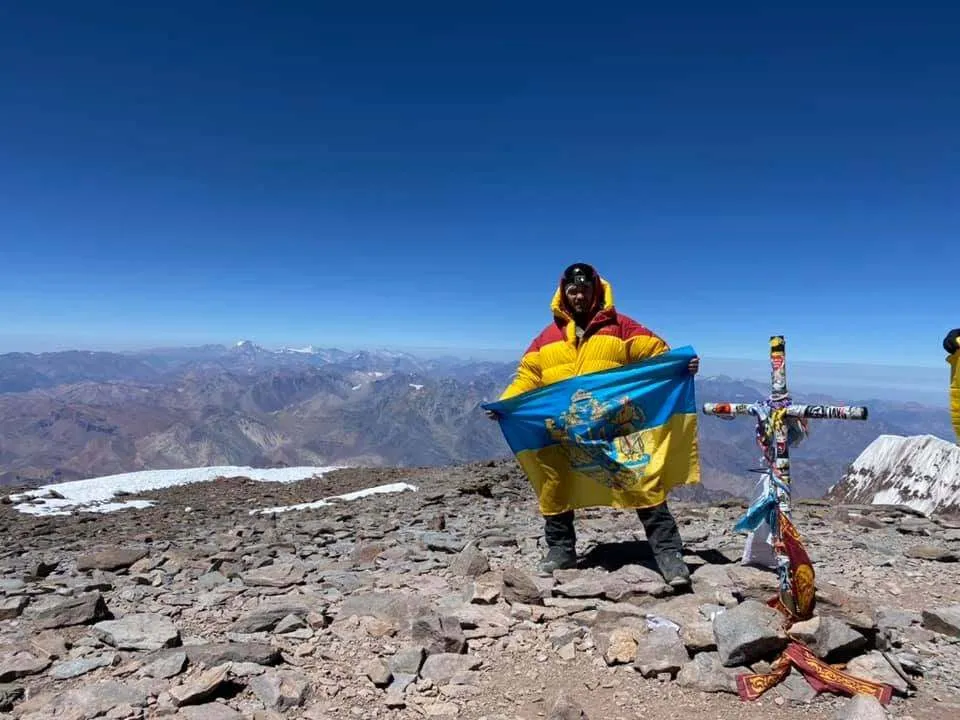 Флаг Украины на вершине Аконкагуа.