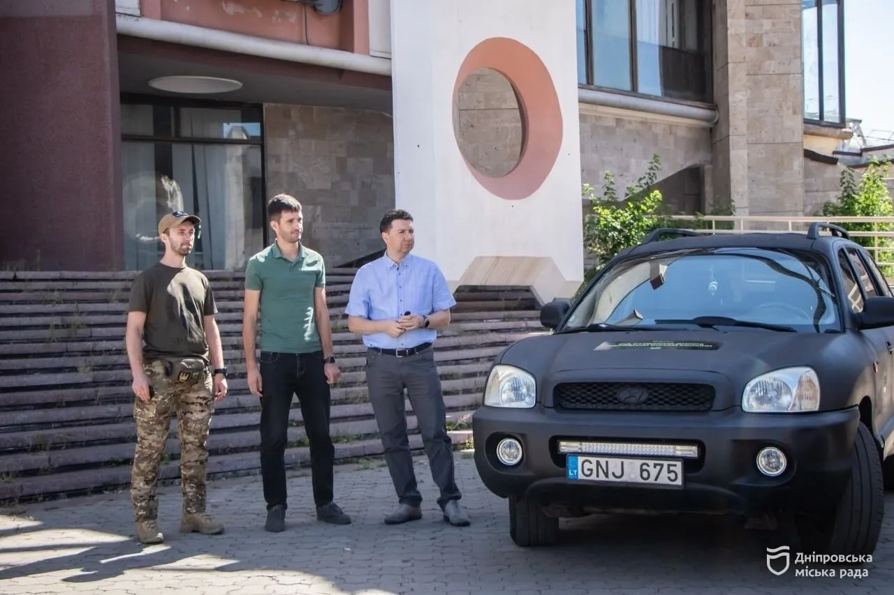 Дніпровські студенти передали на фронт чергову автівку
