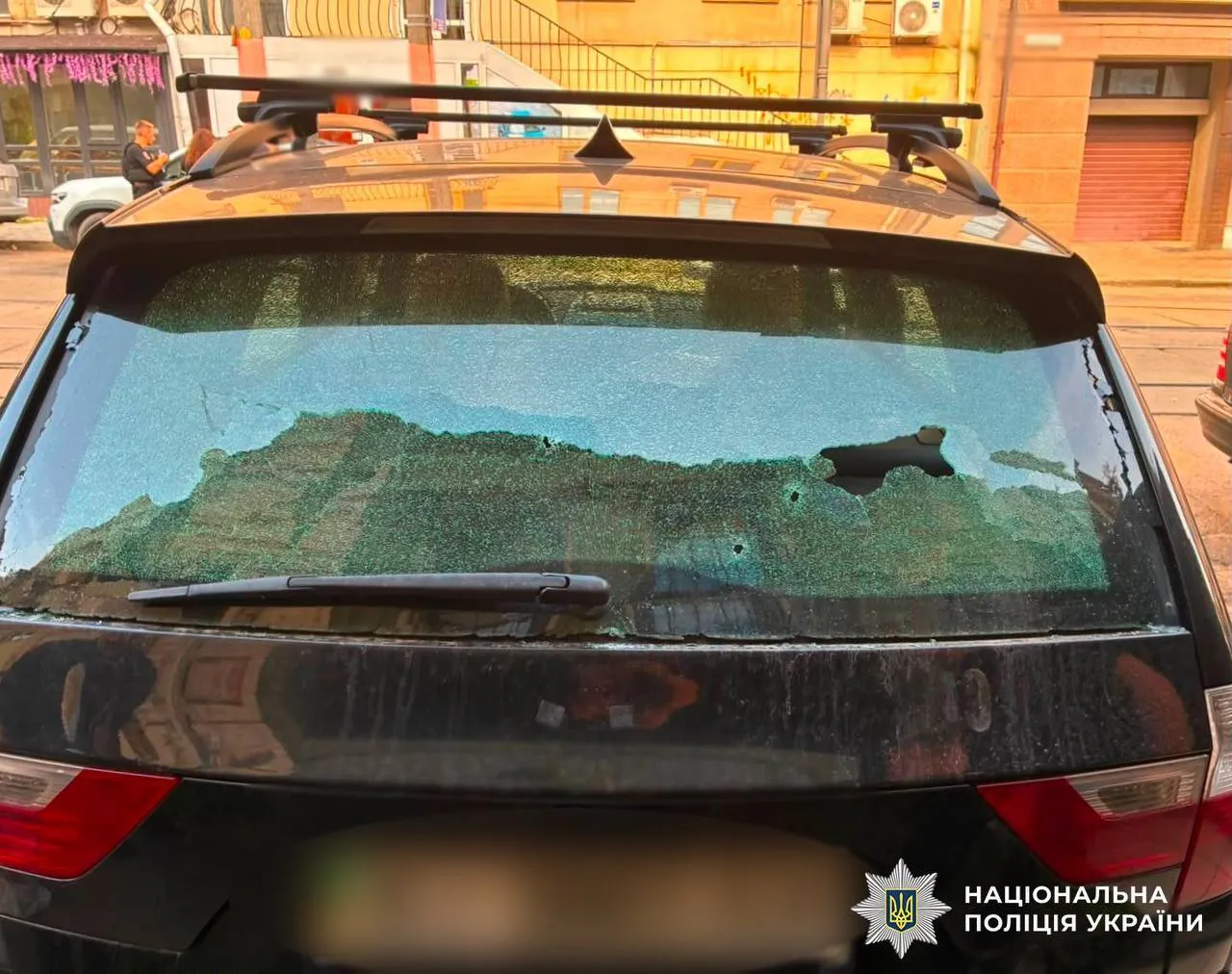Чоловік через конфлікт з водієм розстріляв автомобіль.