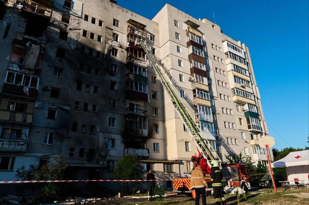 В Смеле дрон со шрапнелью попал в многоэтажный дом