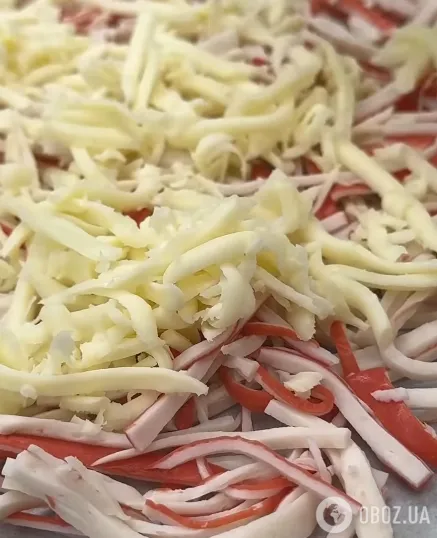 Смешиваем крабовые палочки с сыром