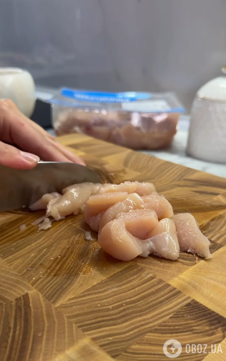 Нарезаем курицу