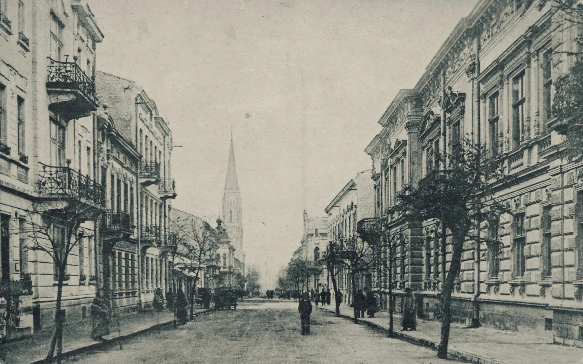 Вулиця 3 травня (зараз - Сагайдачного), вглибині видніється шпиль костелу Матері Божої Неустанної Помочі.