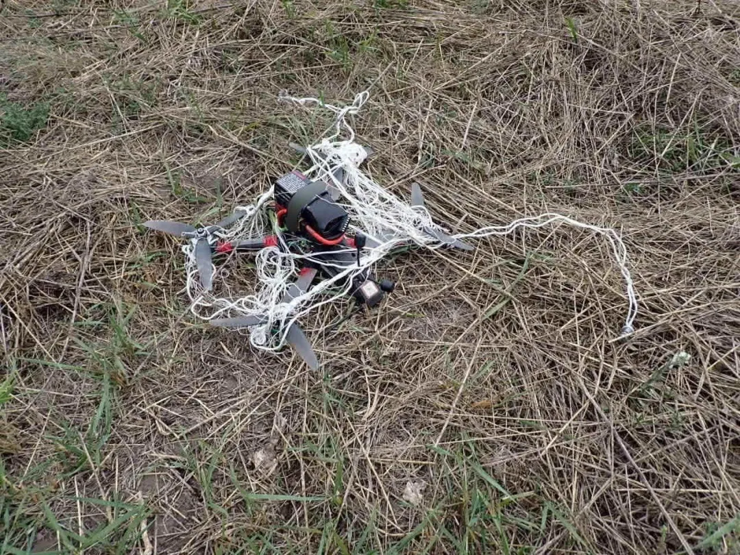 Кроме того, военные отработали перехват БПЛА другим FPV-дроном, оснащенным сетеметом.