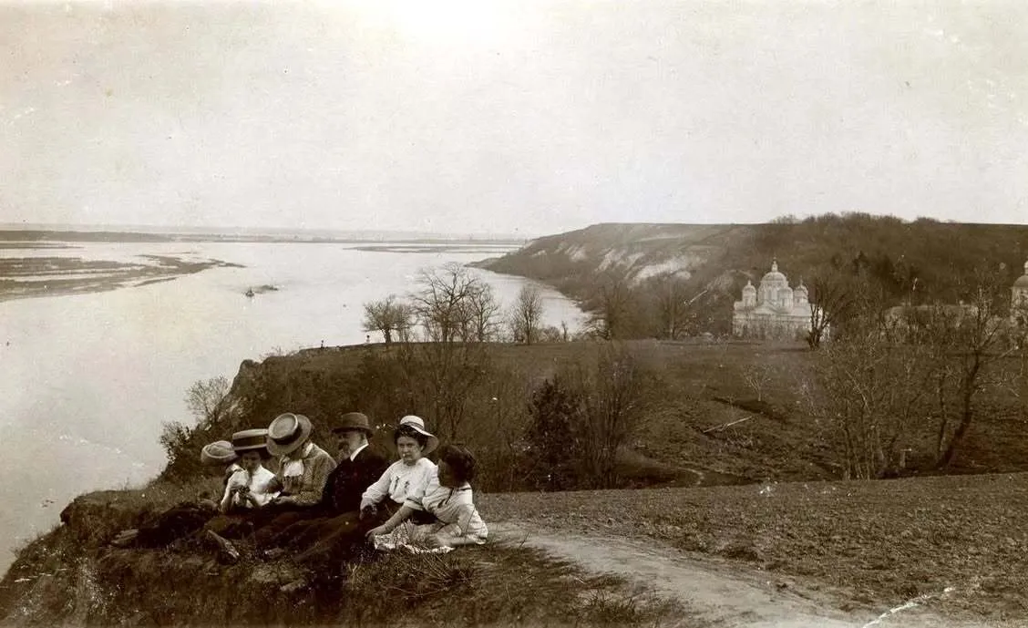 1910-ті. Якась родина сфотографувалась на фоні Межигірського монастиря.