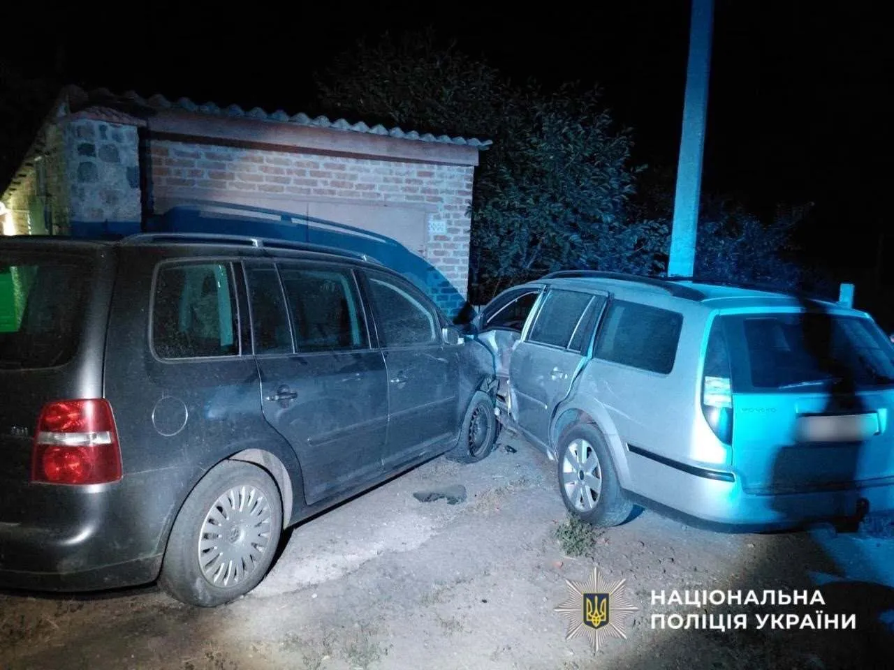Пьяный водитель протаранил припаркованный автомобиль.