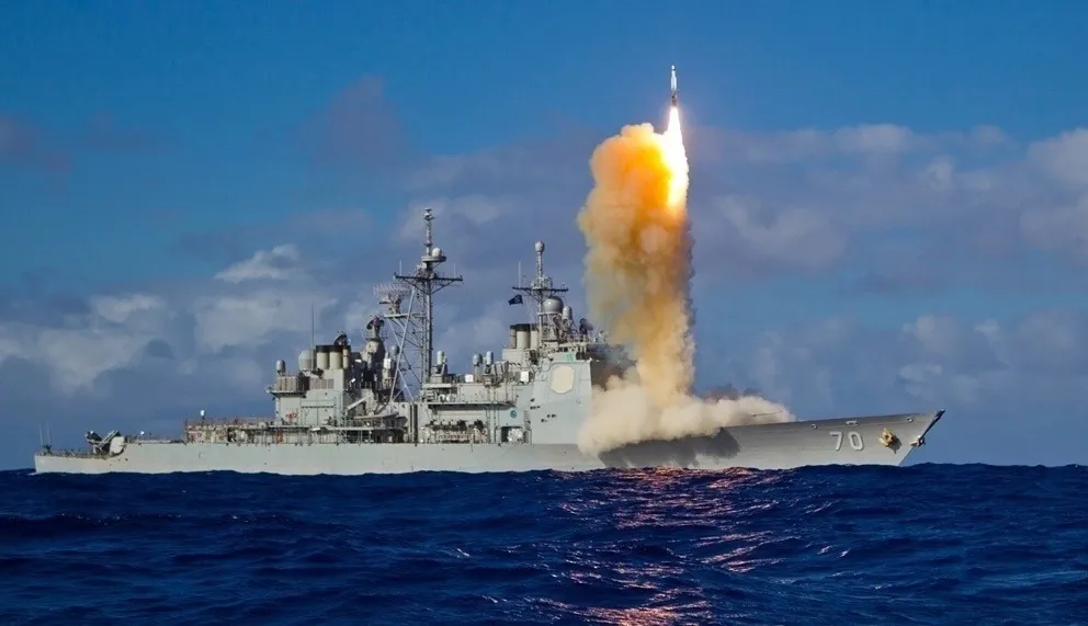Ракета-перехватчик Standard Missile-3 Block IB запущена с ракетного крейсера USS Lake Erie.