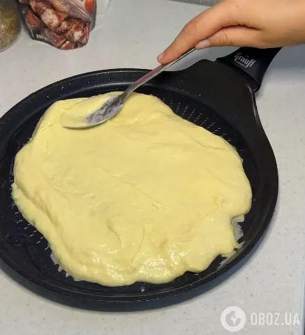 Распределяем тесто по сковороде