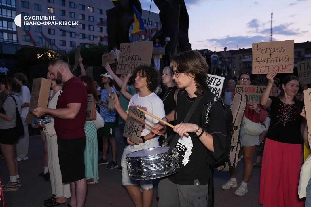 Люди протестуют в Ивано-Франковске.
