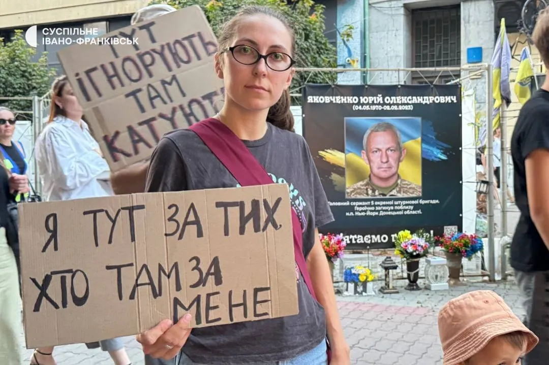 Люди протестуют в Ивано-Франковске.