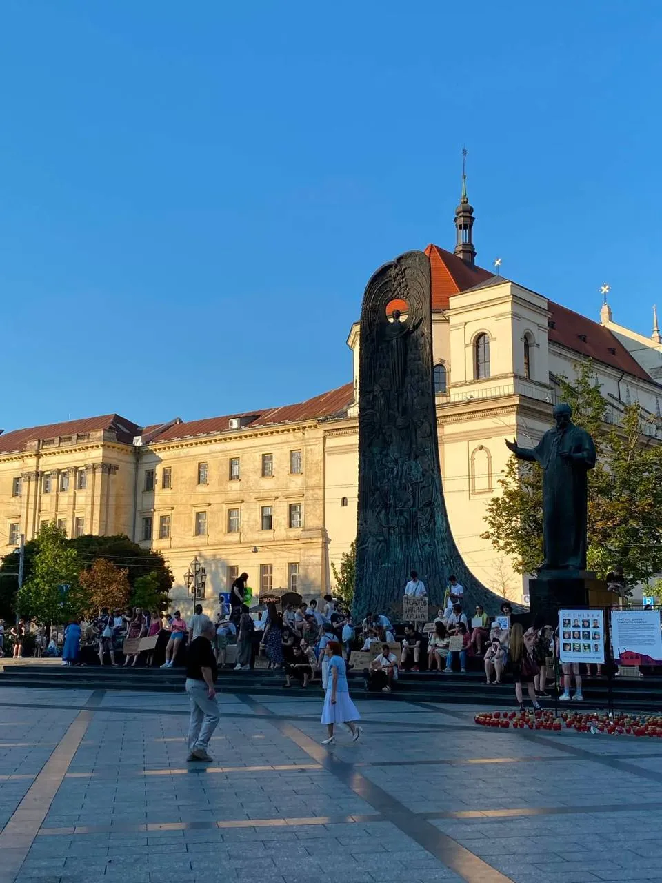 Люди протестуют во Львове.