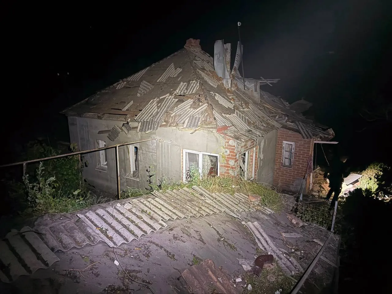 Последствия удара по Изюму.