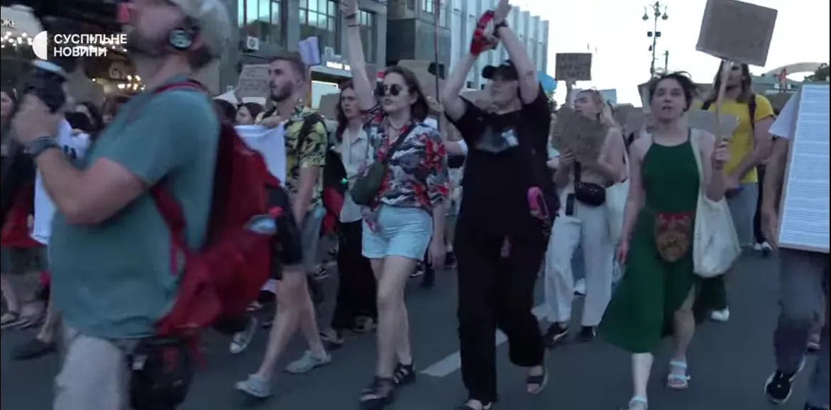 Люди протестуют в Киеве.