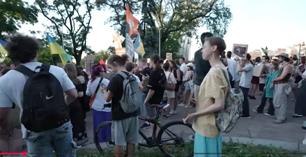 Люди протестуют в Киеве.