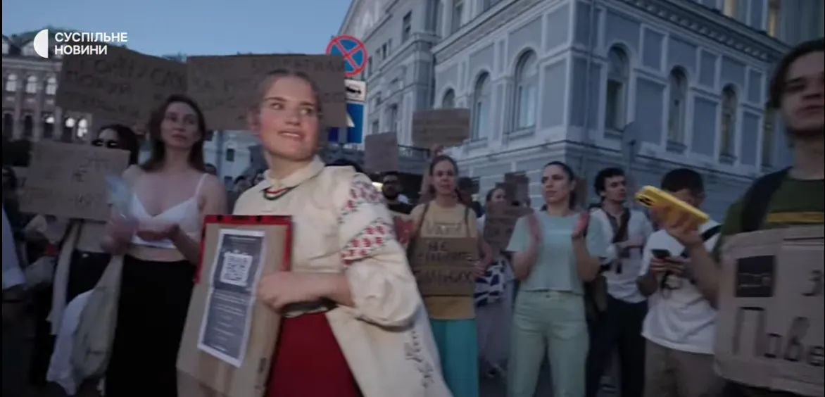 Люди протестуют в Киеве.