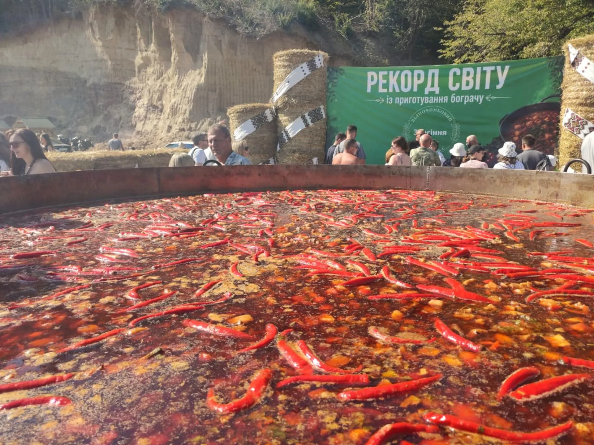 На Тернопільщині встановили світовий рекорд з приготування бограча.