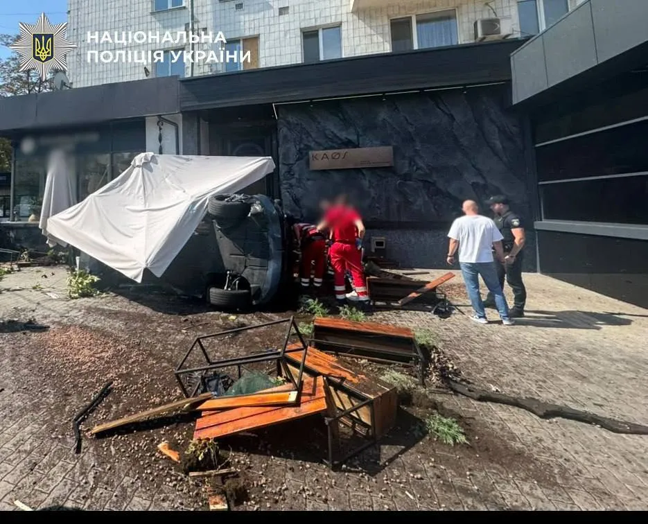 В результате ДТП пострадал водитель одного из автомобилей.