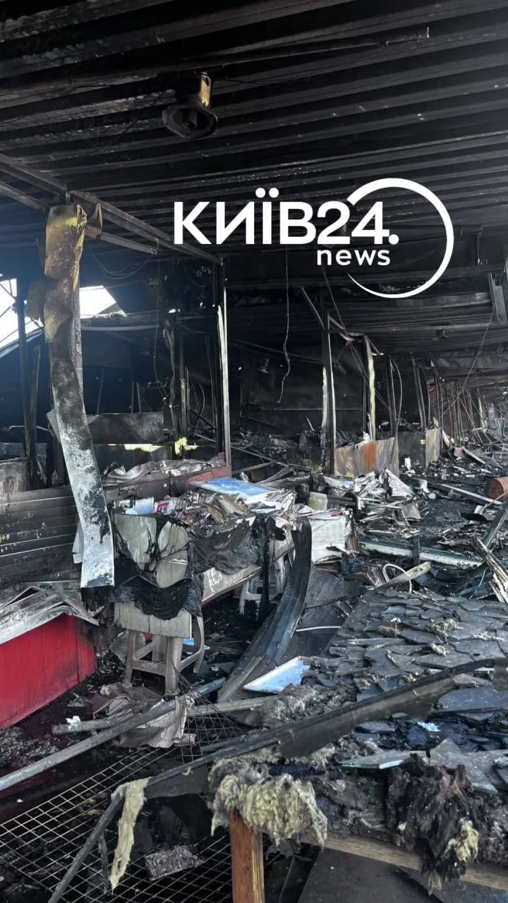 Який вигляд має книжковий ринок на Почайні в Києві після атаки РФ.