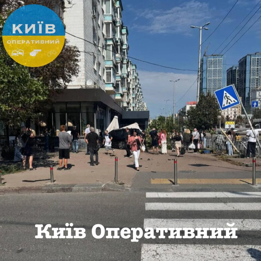Два автомобиля снесли летнюю террасу ресторана.