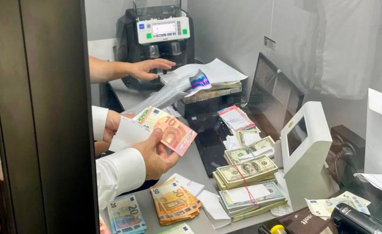 В обмінниках продавали ще й талони на пальне