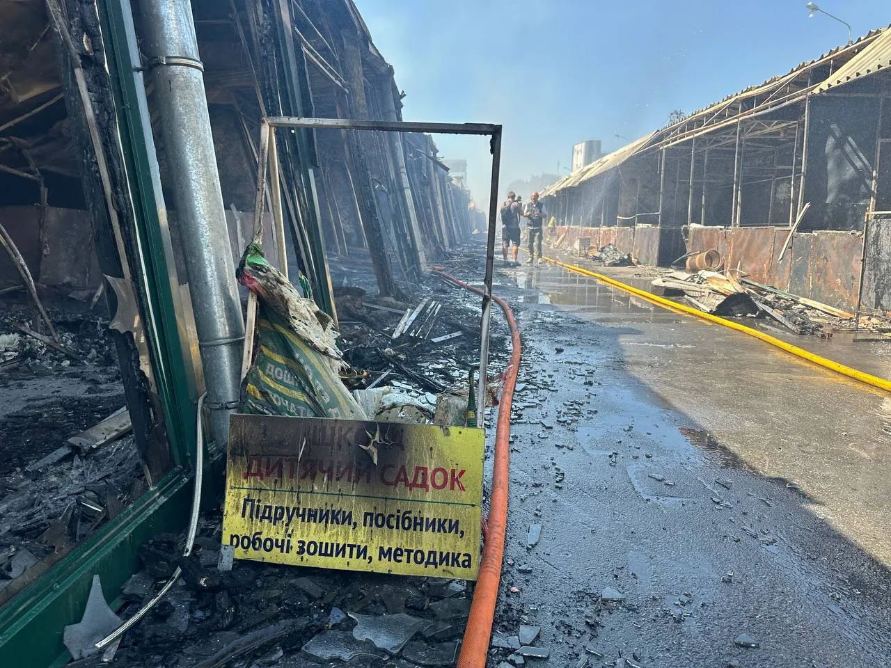 Який вигляд має книжковий ринок на Почайні в Києві після атаки РФ.