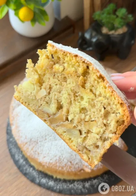 Готова шарлотка