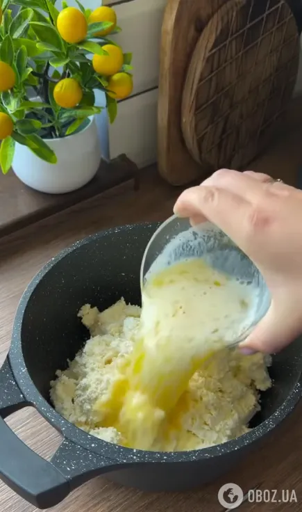 Додаємо масло до сиру