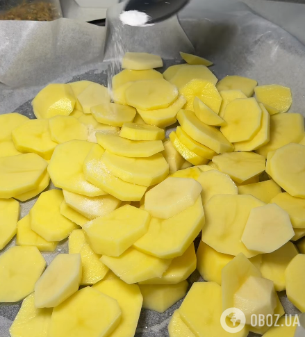 Выкладываем картофель в форму и приправляем