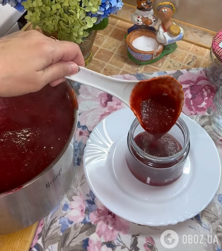 Разливаем соус в банку
