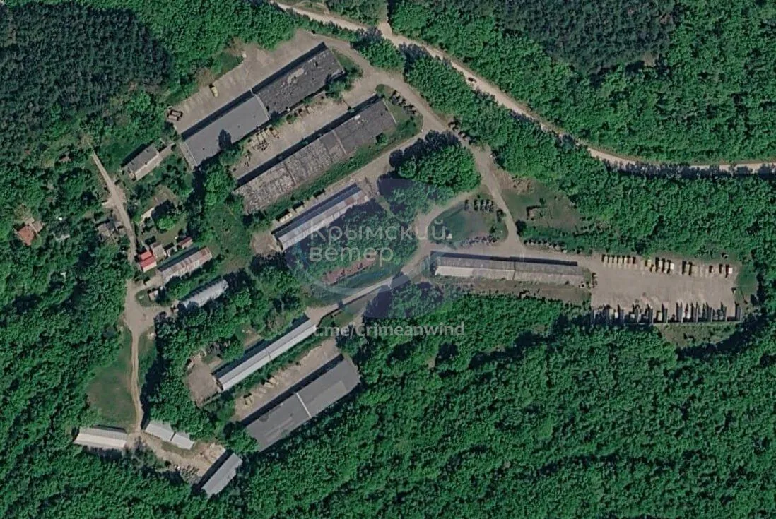Подверглись нападению склады военной техники.