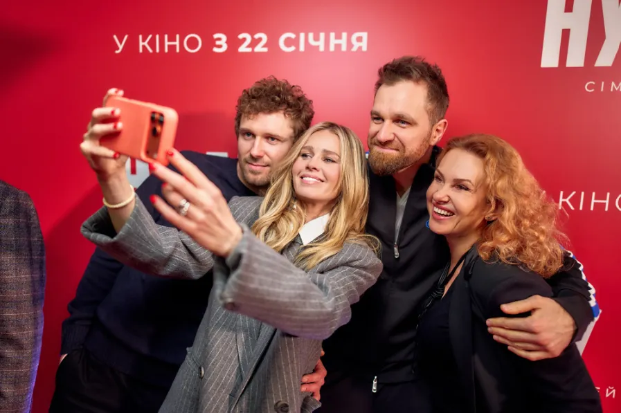 На прем’єрному показі фільму "Ну, мам" з колегами – Катериною Кузнецовою, Артемієм Єгоровим та його дружиною.