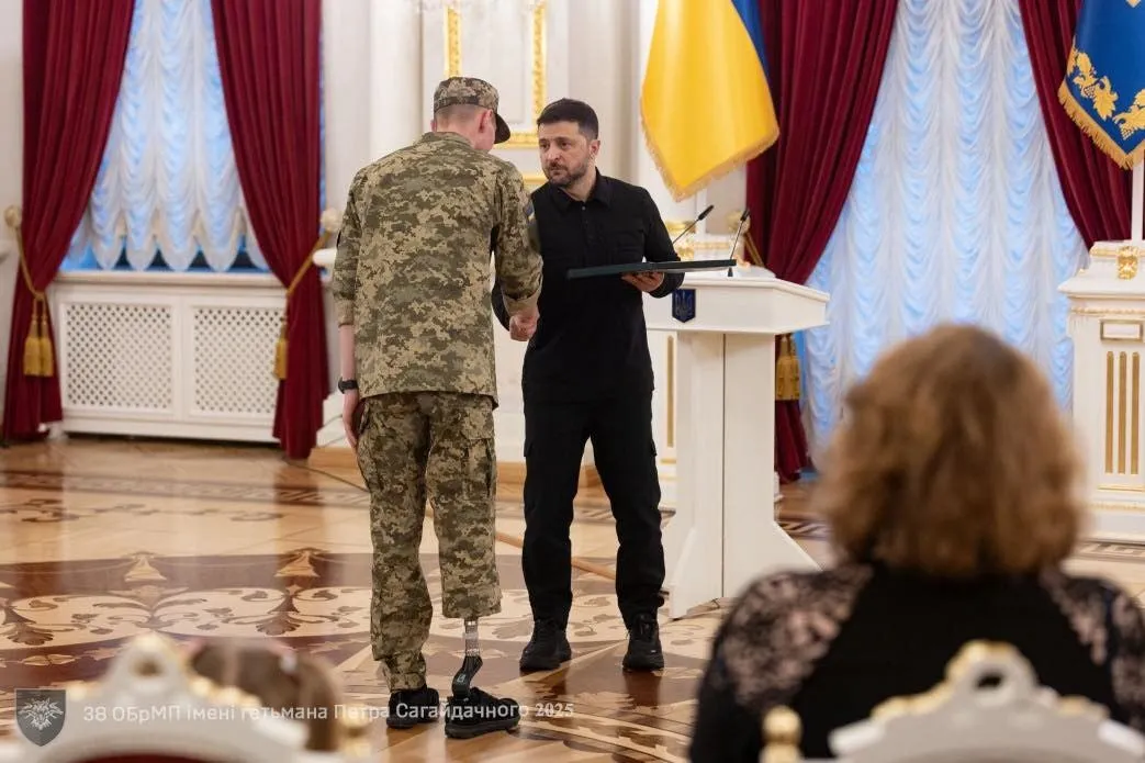 Зеленський відзначив воїна.