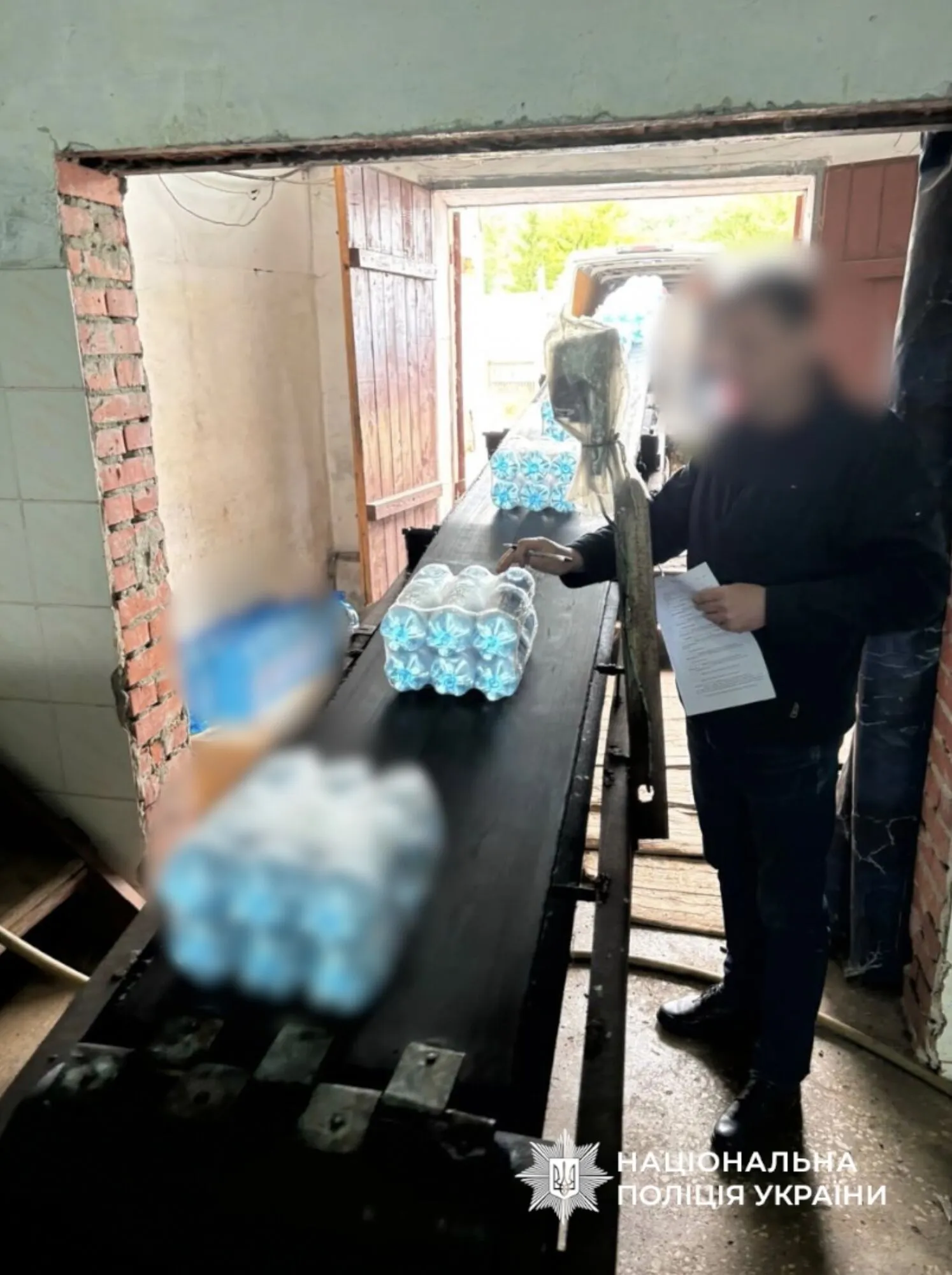 Фасовану "мінералку" розвозили по Львівщині