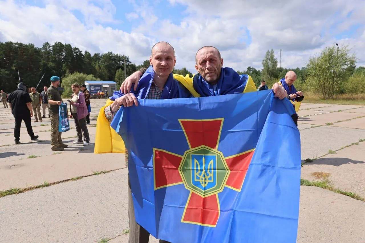 В Украину вернули 5 гвардейцев и 6 пограничников